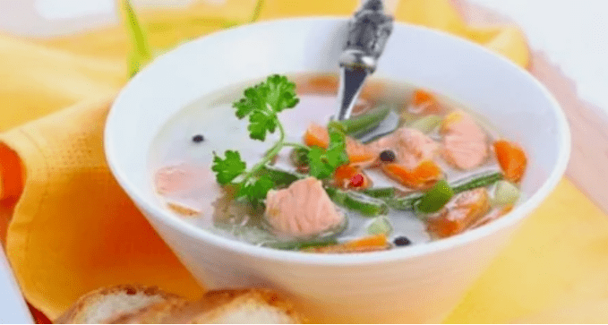 Sopa de peixe com dieta proteica