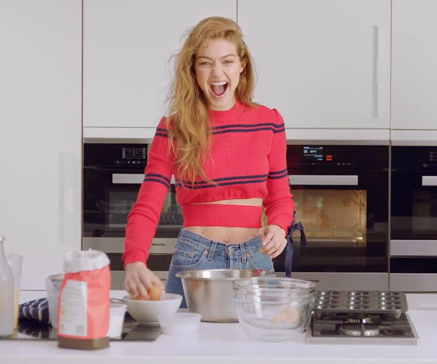 Garota esbelta prepara um café da manhã saudável