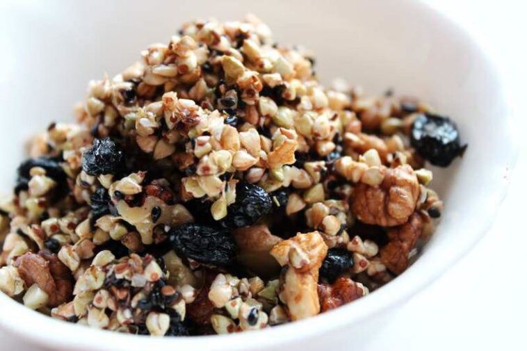 Trigo sarraceno com adição de damascos secos e ameixas secas - uma opção de prato no menu da dieta do trigo sarraceno