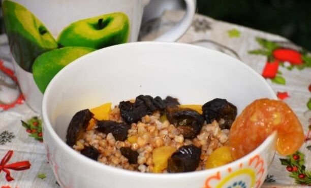 mingau de trigo sarraceno com frutas secas