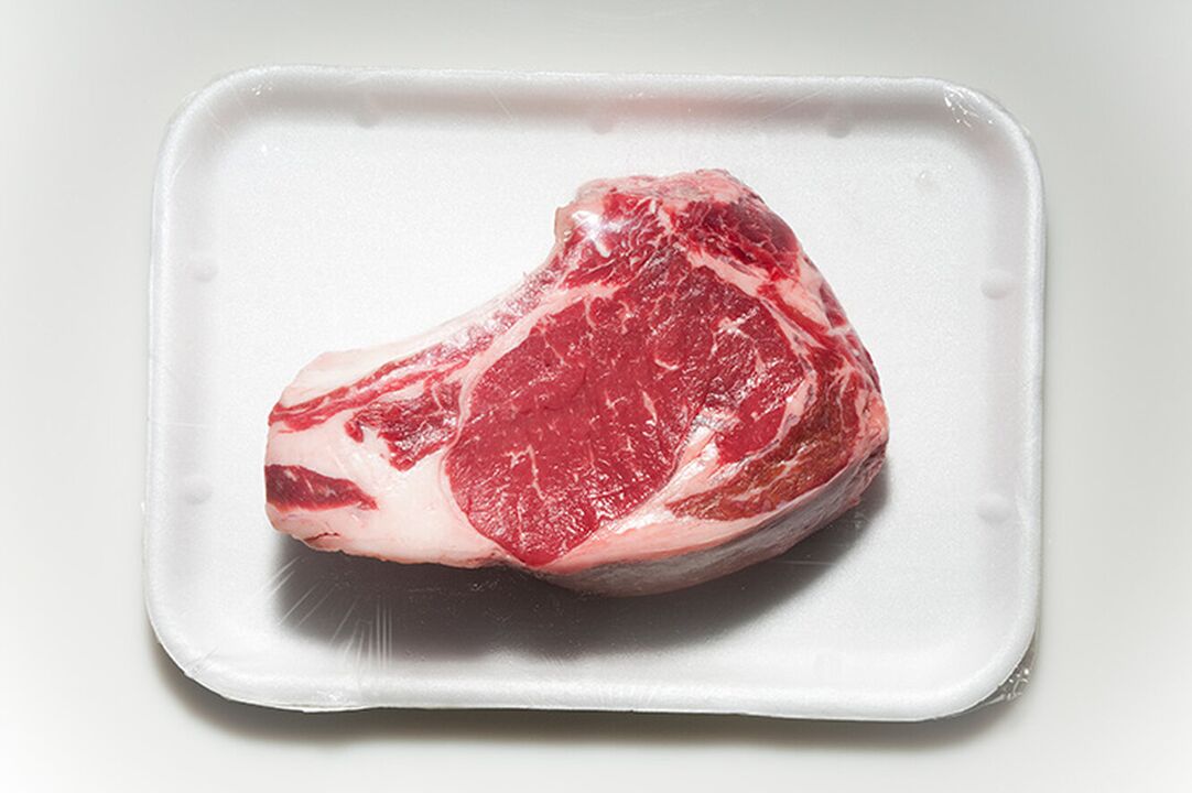 Muitos alimentos, como a carne vermelha, são excluídos do cardápio da dieta para gota. 